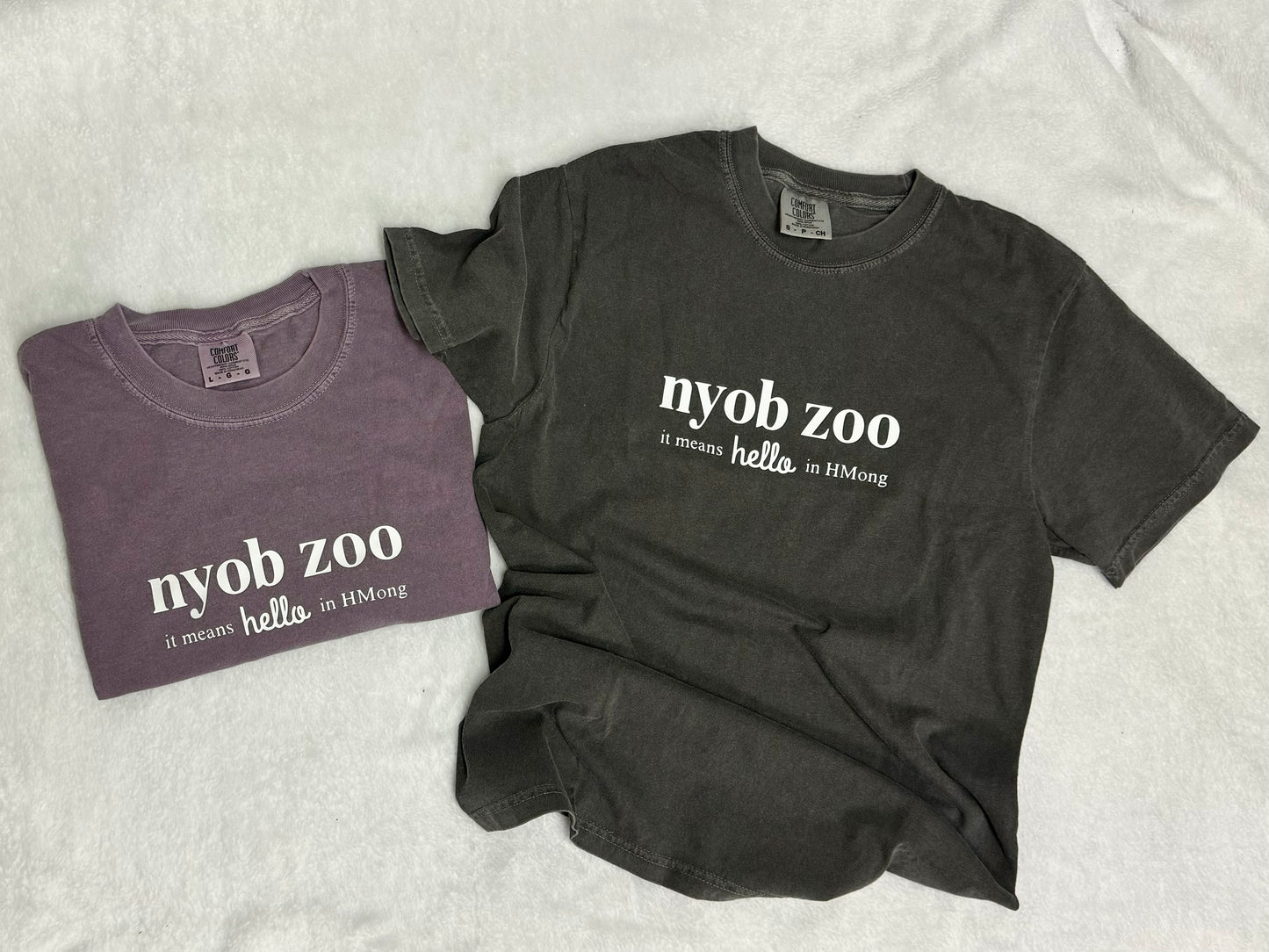 Nyob Zoo Tee